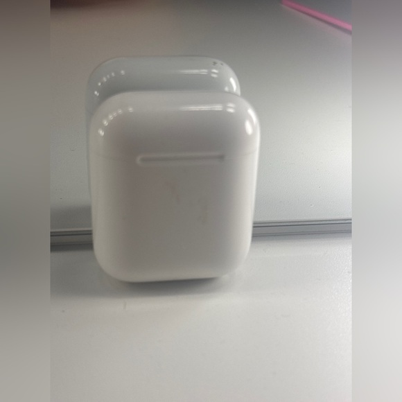 Apple AirPods 2nd Gen with Lighting Charging Case